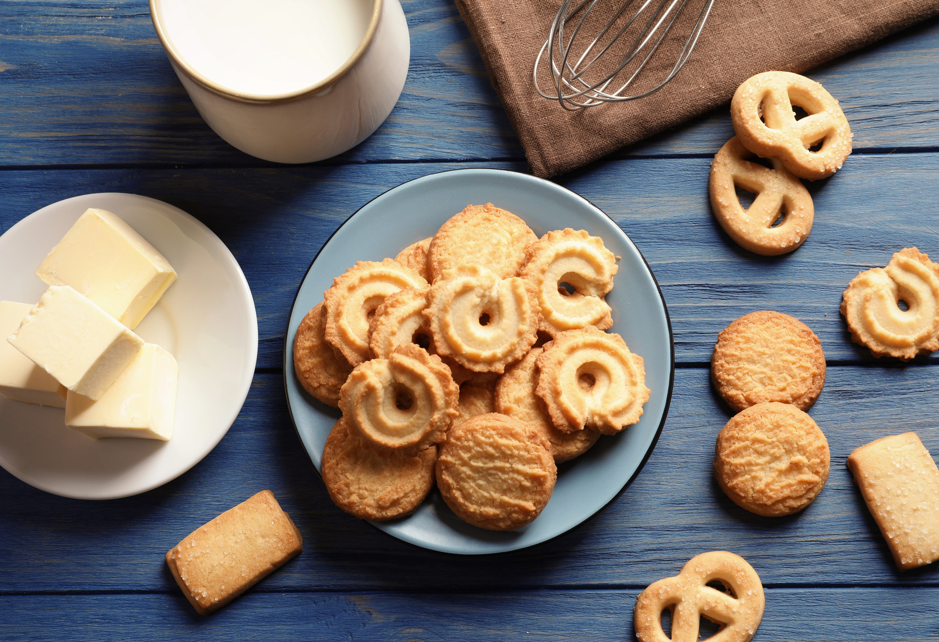 Plate with Danish butter cookies on wooden background, flat lay; Shutterstock ID 1334176208; Purpose: Virtual Christmas Guides; Brand (KAYAK, Momondo, Any): Kayak; Client/Licensee: KAYAK