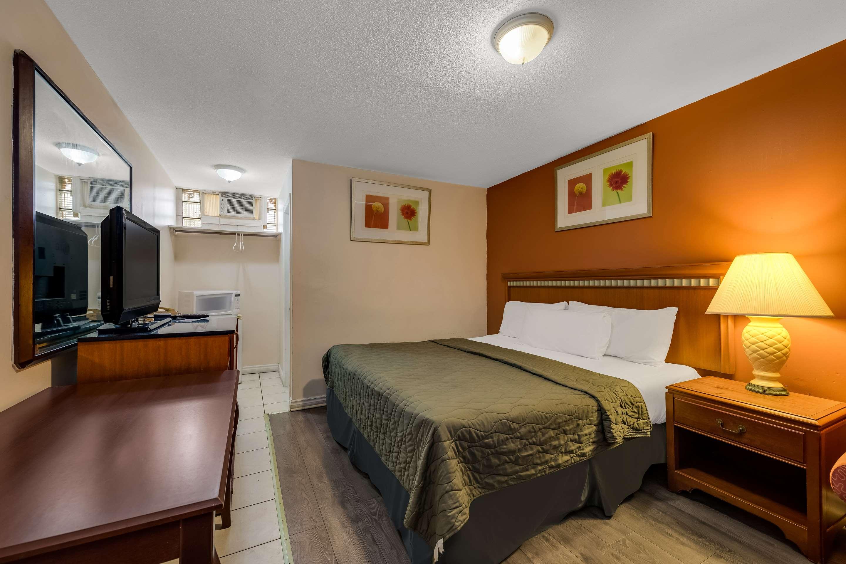 Knights Inn Burlington in Burlington, Canada from $59: Deals, Reviews,  Photos | momondo