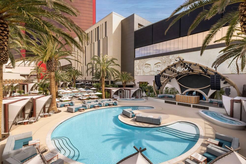 Top 20 Mandalay Bay Convention Center resort rentals from $67/night