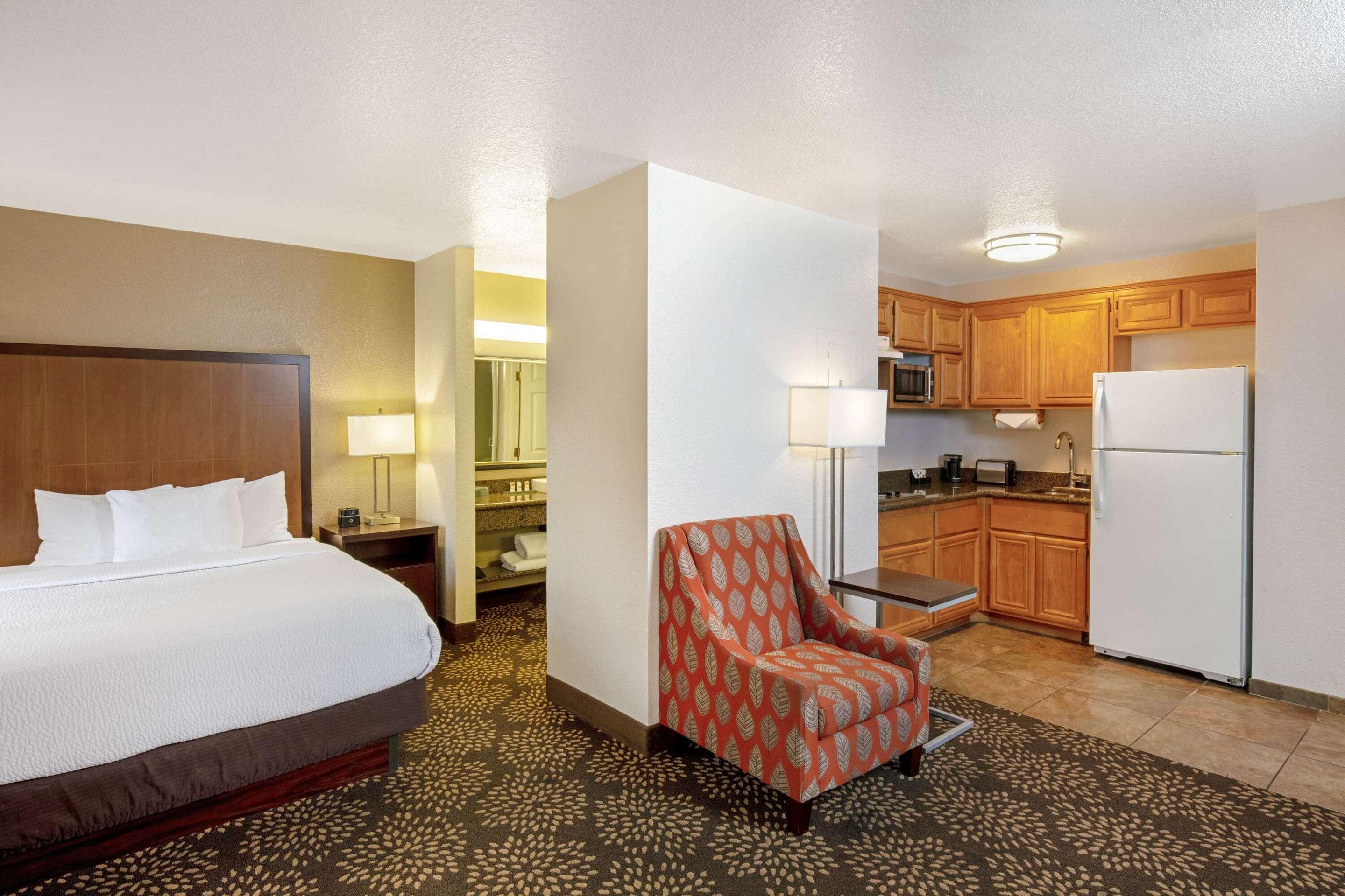 La Quinta Inn & Suites by Wyndham Las Vegas Red Rock in Las Vegas, the  United States from $114: Deals, Reviews, Photos