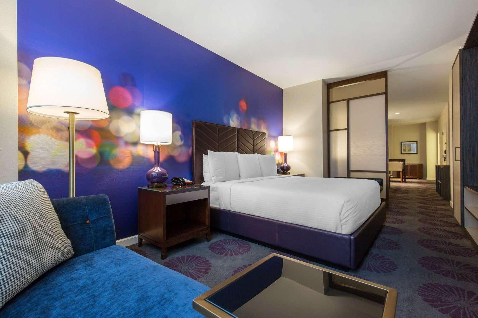 Hotel Near U.S. Cellular Field - Hotel Felix Chicago