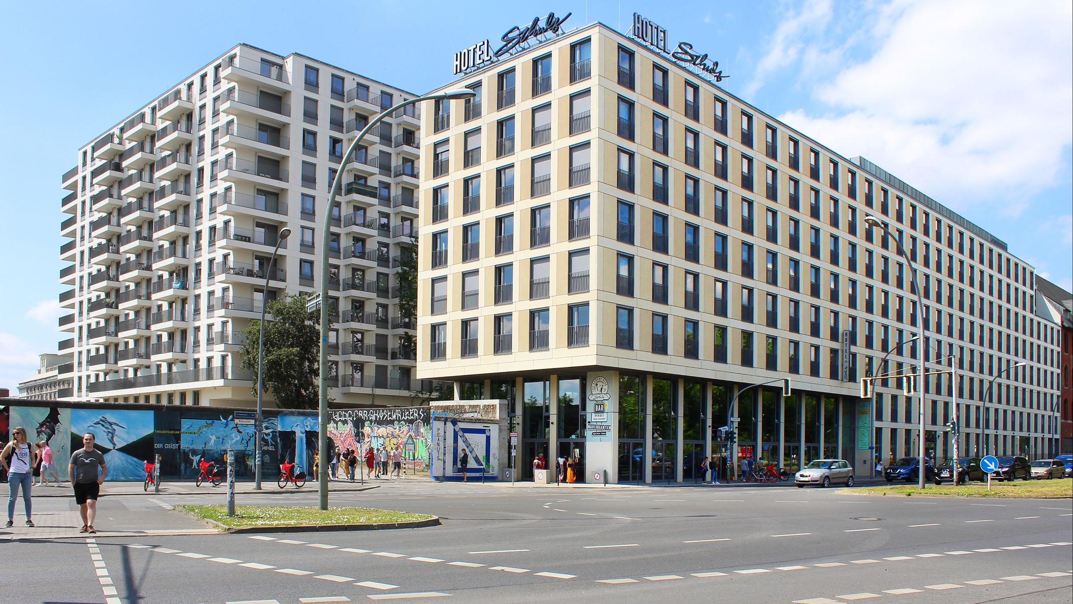 schulz-hotel-berlin-wall-at-the-east-side-gallery-in-berlin-germany