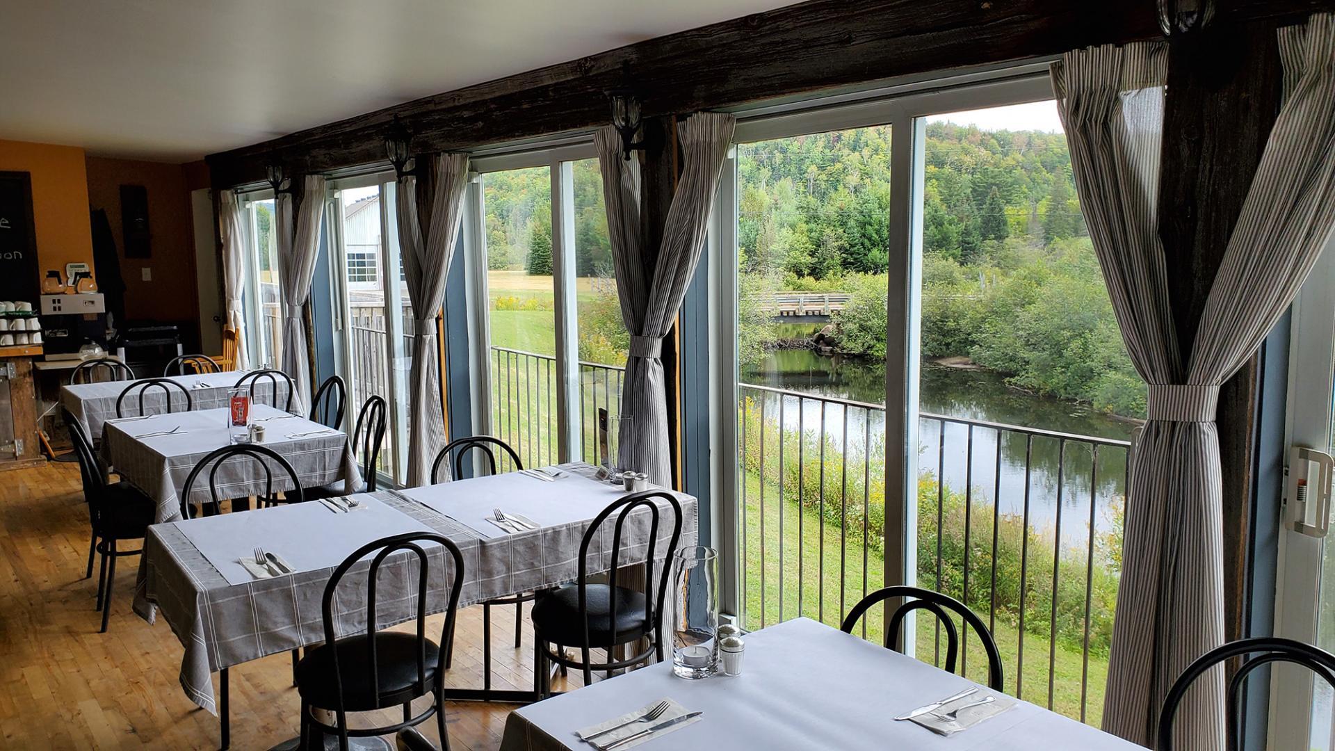 Hotel Du Chasseur in Wentworth Nord Canada from 62 Deals